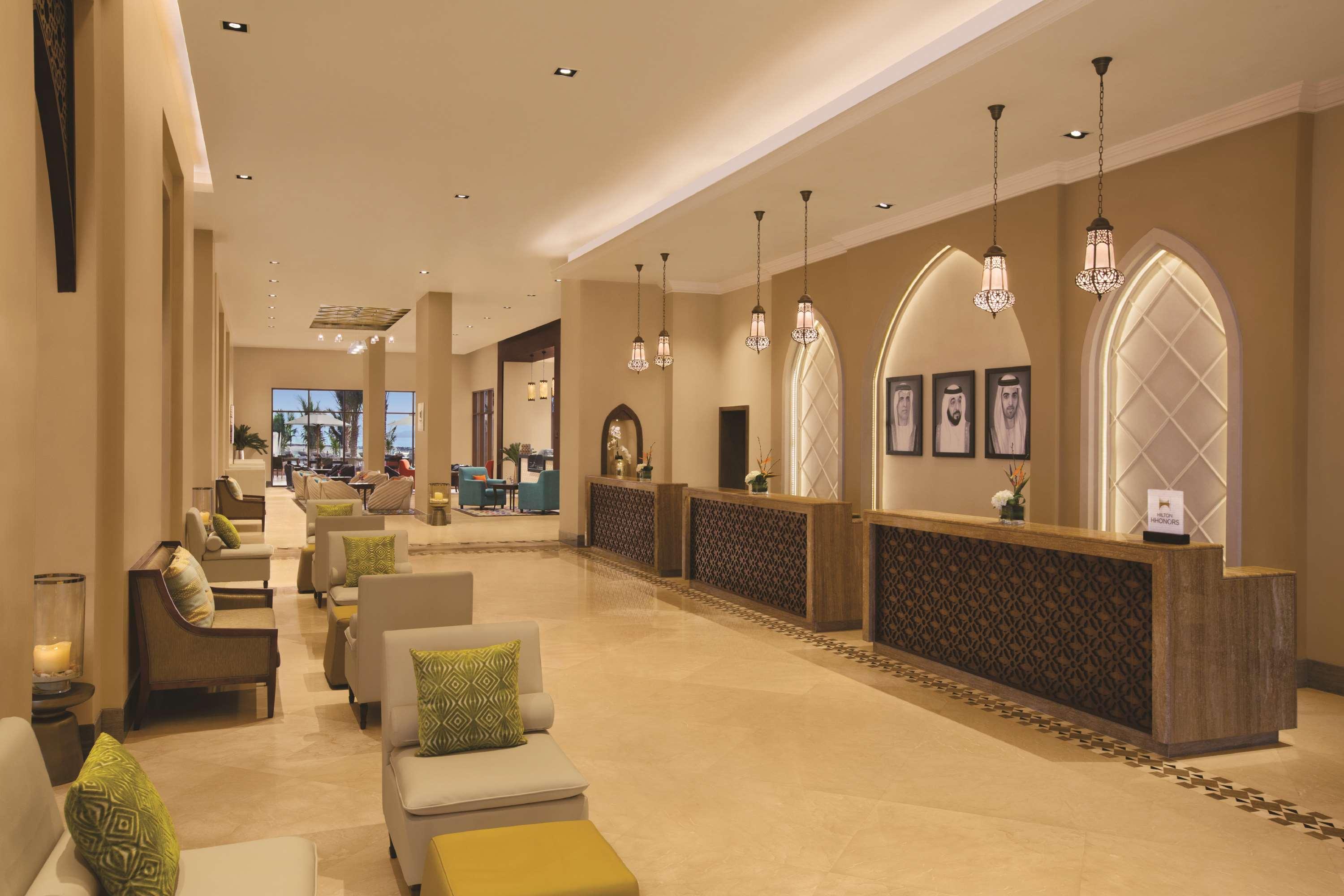 ダブル ツリー バイ ヒルトン リゾート ＆ スパ マルジャン アイランド ラアス・アル・ハイマ エクステリア 写真 The lobby of the hotel