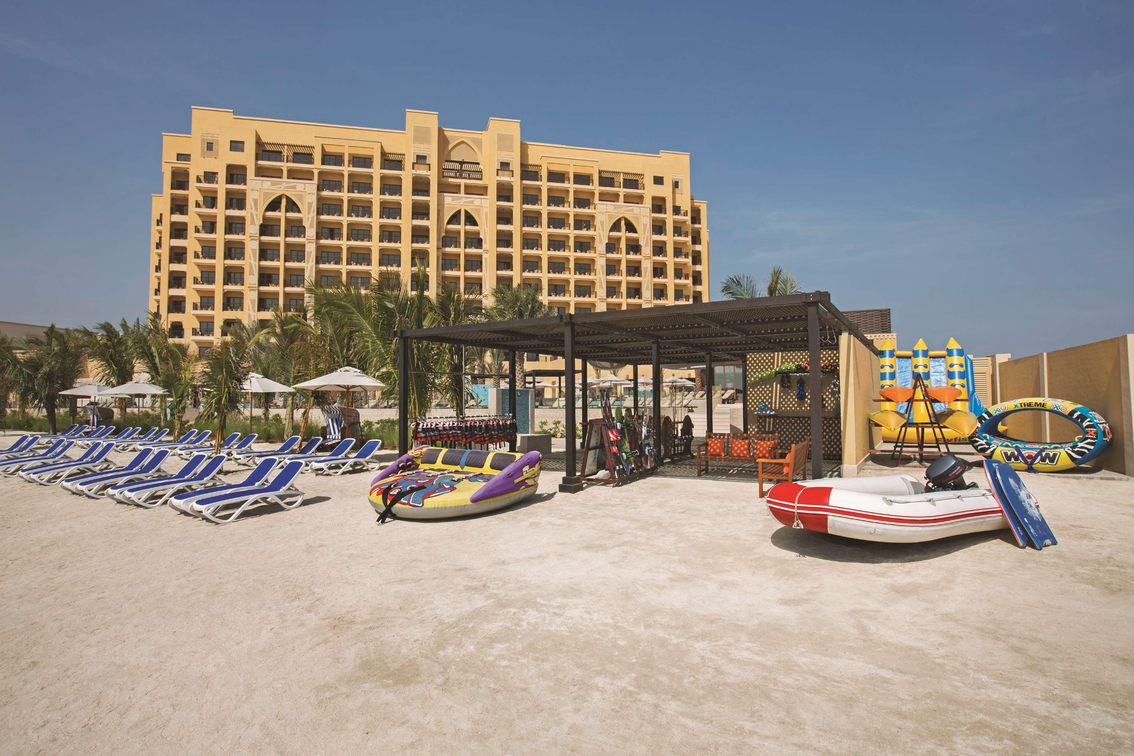 ダブル ツリー バイ ヒルトン リゾート ＆ スパ マルジャン アイランド ラアス・アル・ハイマ エクステリア 写真 The beach at the Atlantis Hotel