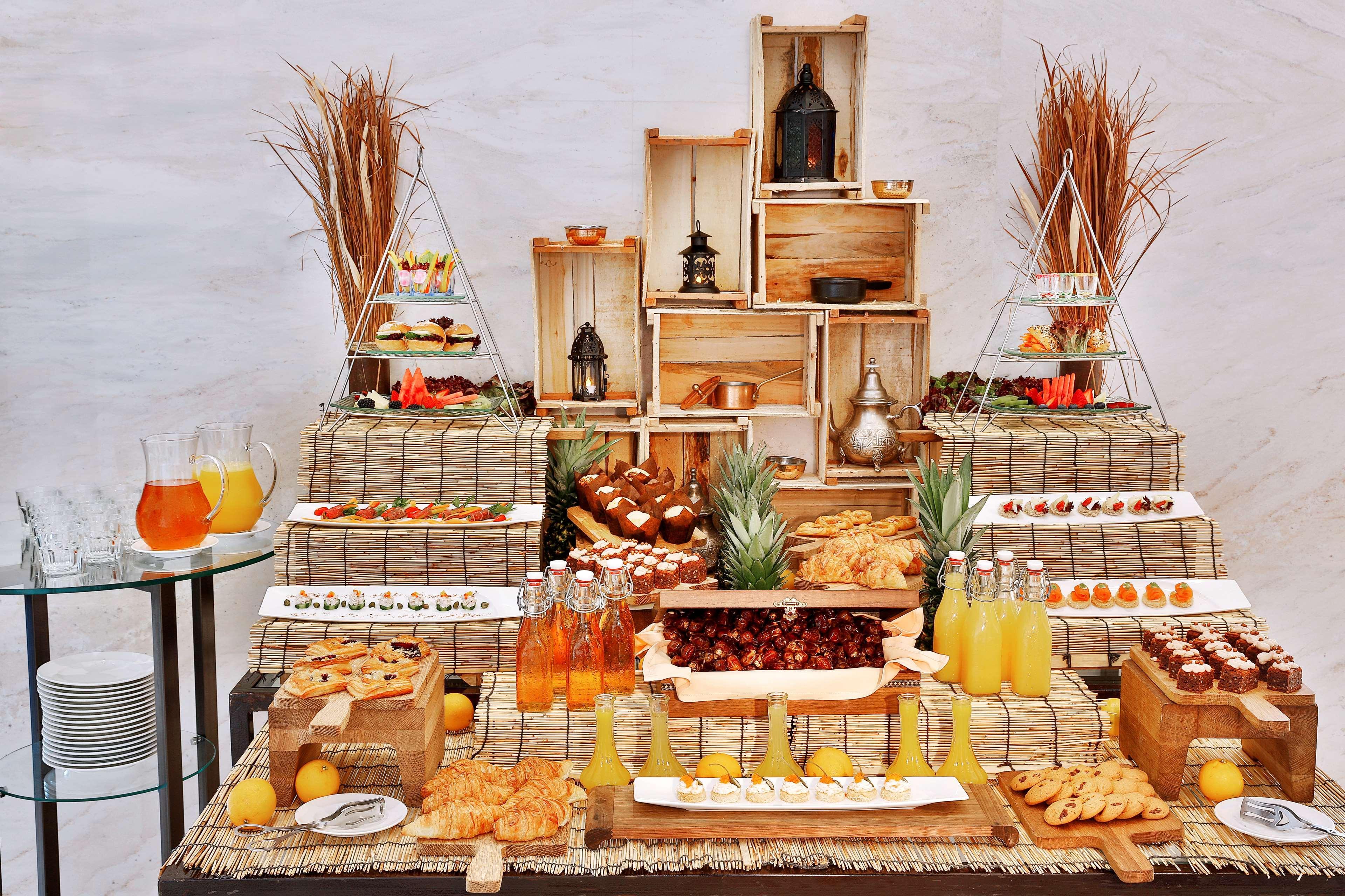 ダブル ツリー バイ ヒルトン リゾート ＆ スパ マルジャン アイランド ラアス・アル・ハイマ エクステリア 写真 A dessert buffet