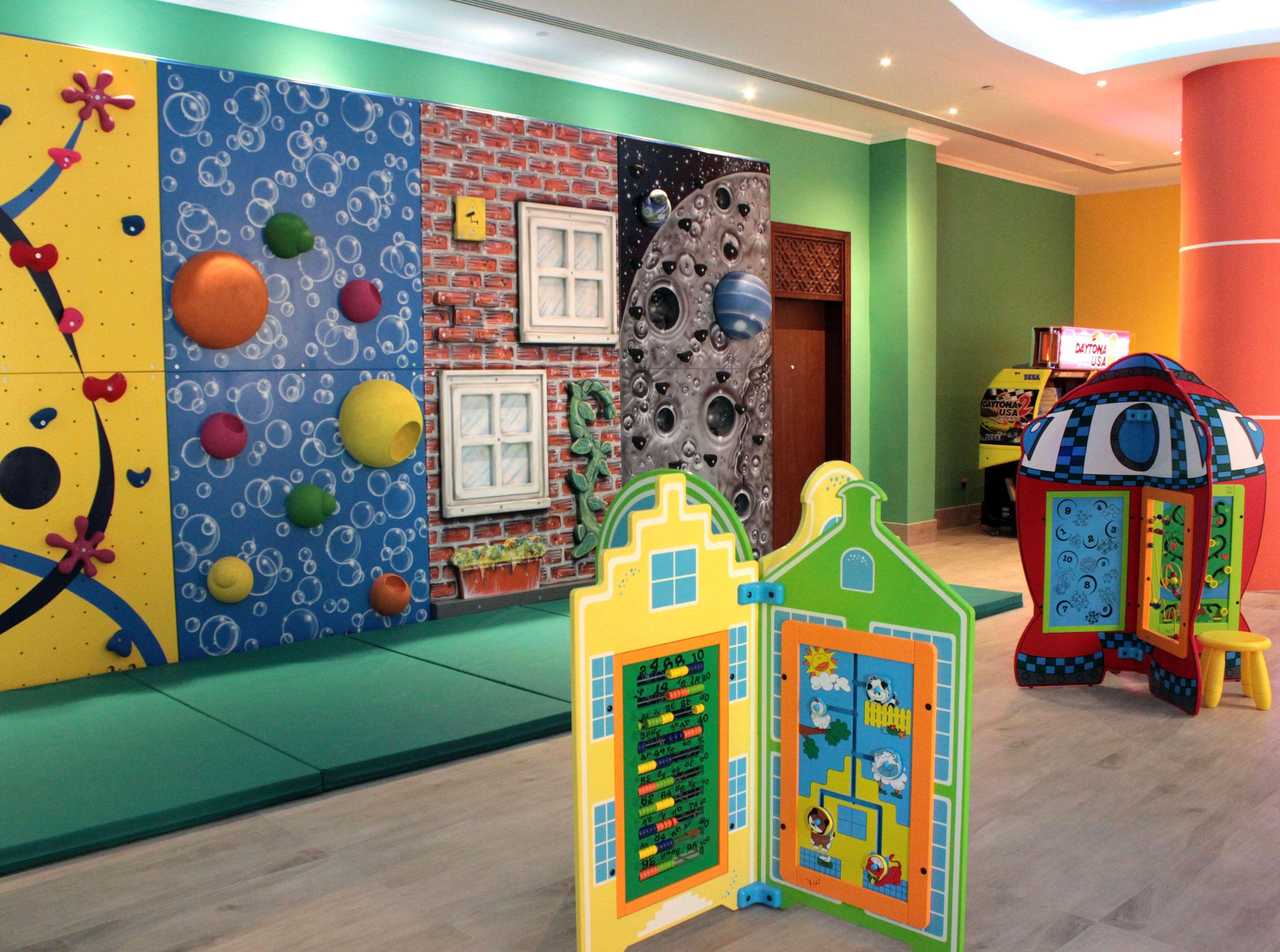 ダブル ツリー バイ ヒルトン リゾート ＆ スパ マルジャン アイランド ラアス・アル・ハイマ エクステリア 写真 Climbing walls for children