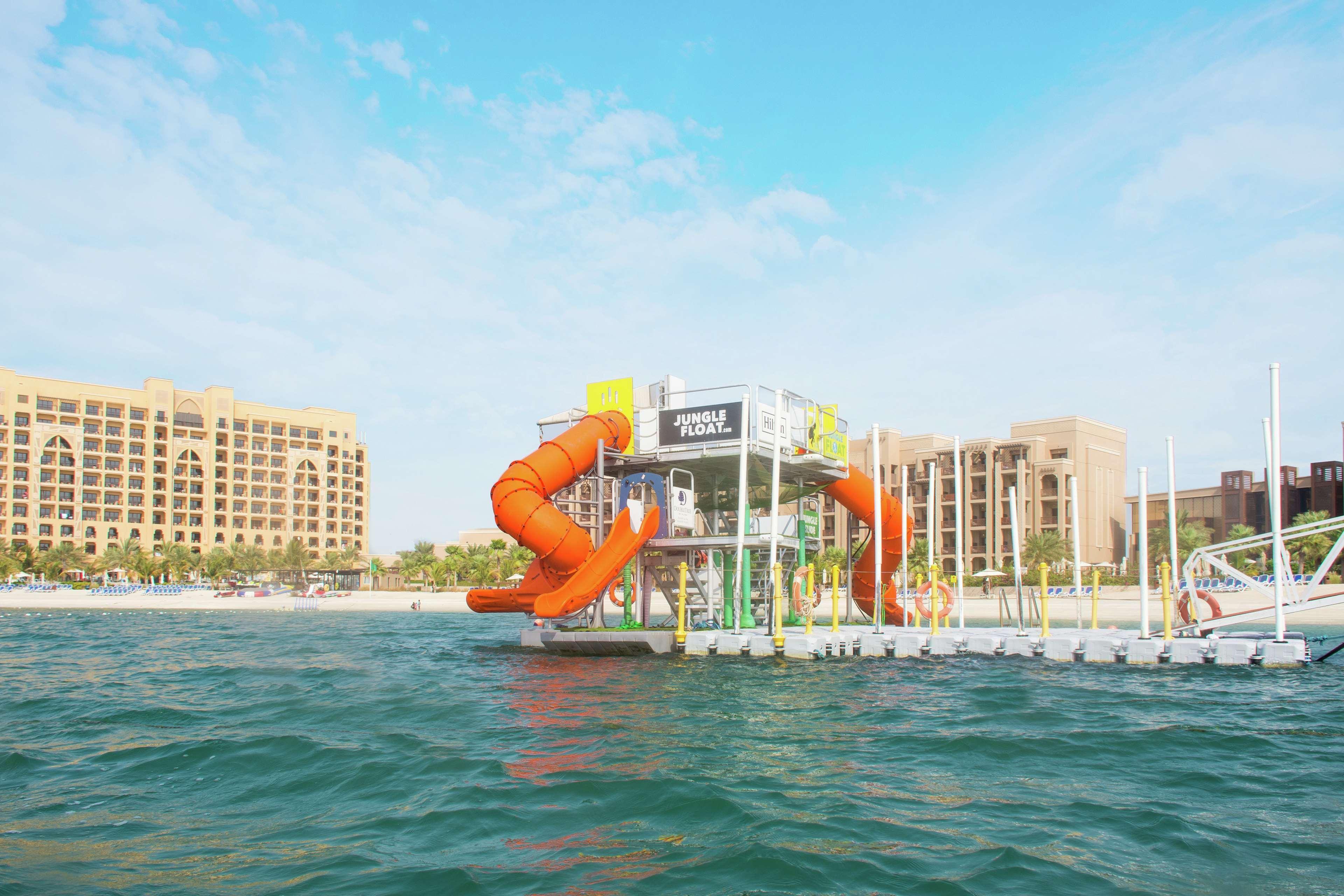 ダブル ツリー バイ ヒルトン リゾート ＆ スパ マルジャン アイランド ラアス・アル・ハイマ エクステリア 写真 The water park at the Atlantis Hotel