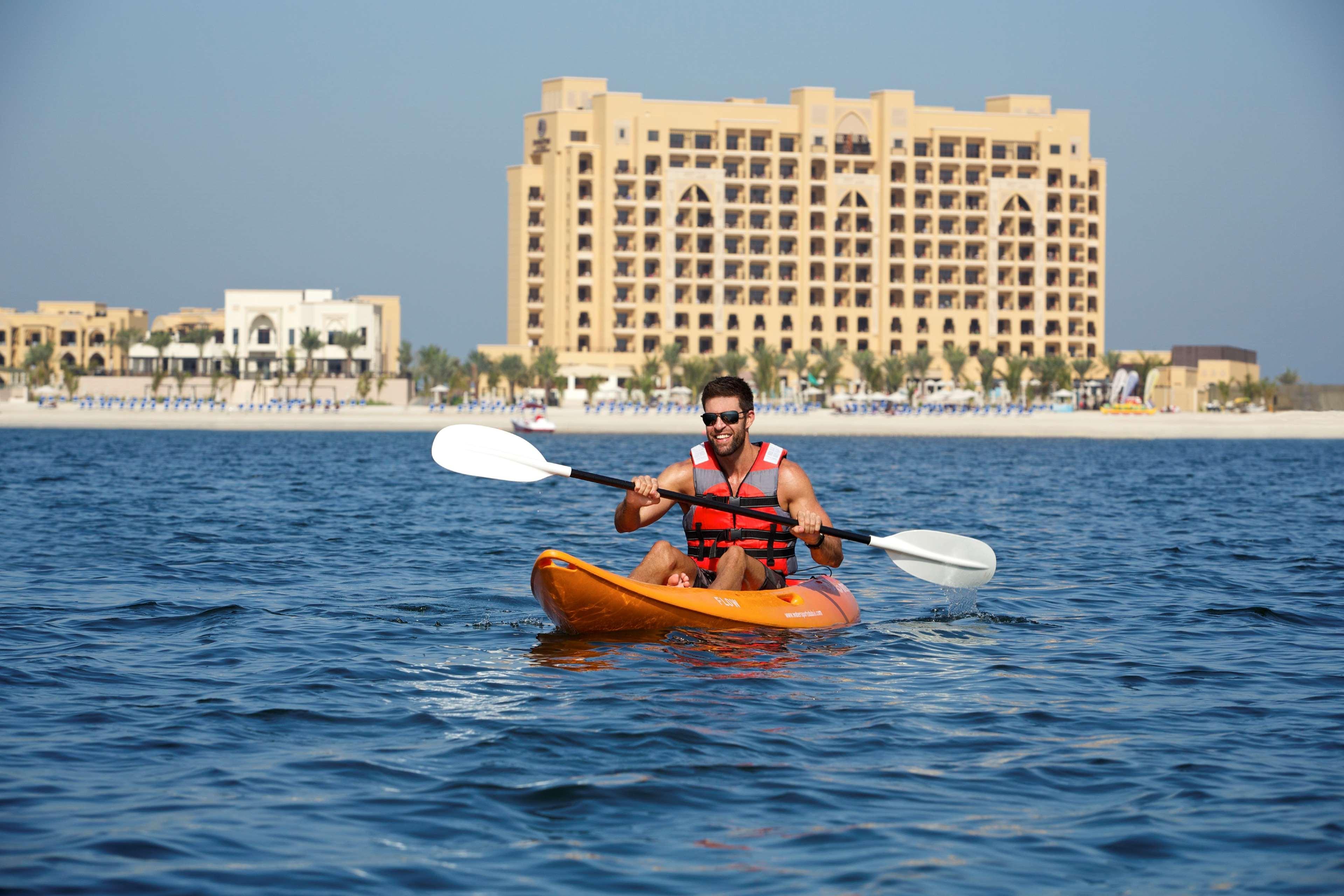 ダブル ツリー バイ ヒルトン リゾート ＆ スパ マルジャン アイランド ラアス・アル・ハイマ エクステリア 写真 Kayaking at Jumeirah Beach Hotel