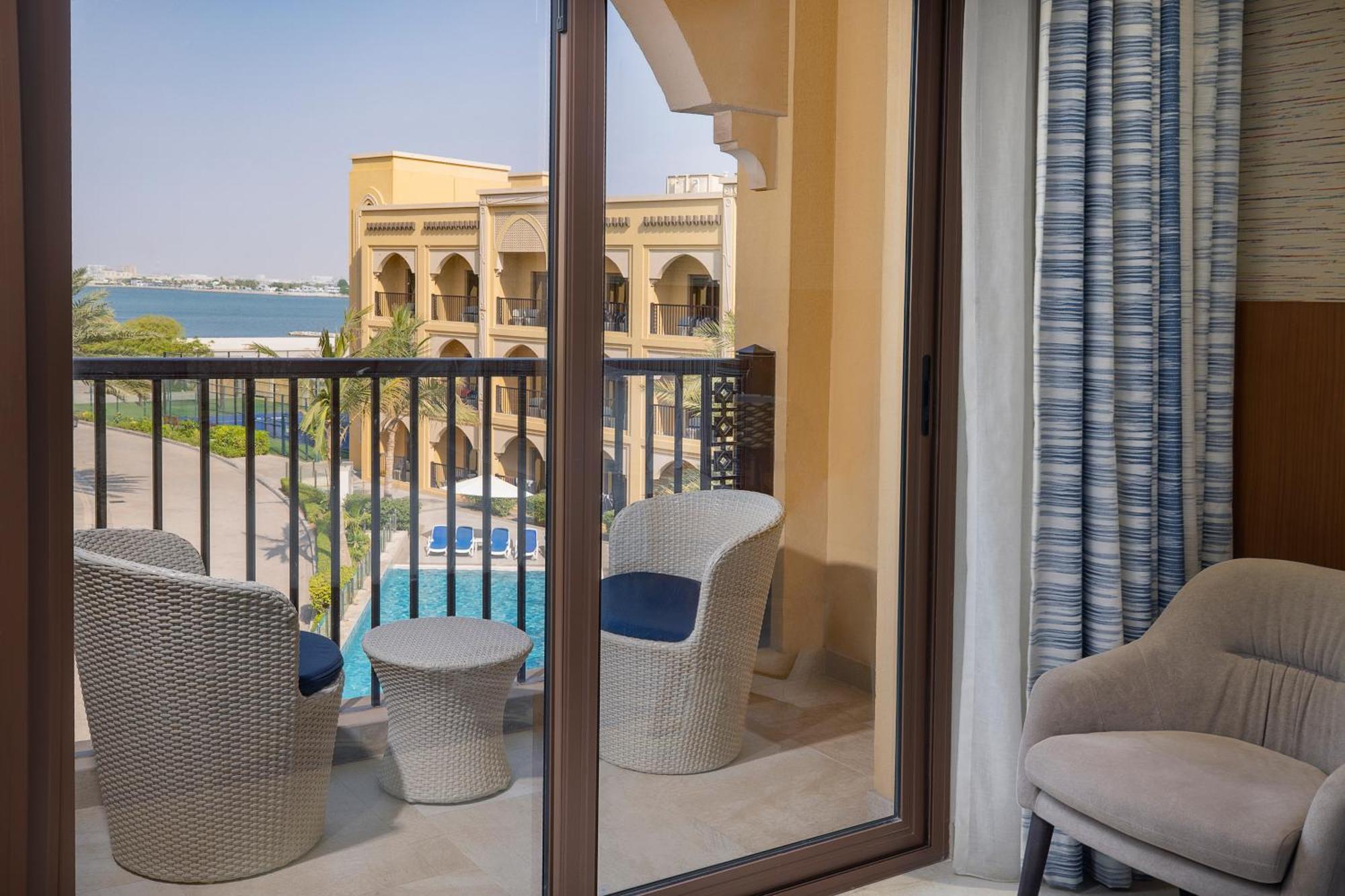 ダブル ツリー バイ ヒルトン リゾート ＆ スパ マルジャン アイランド ラアス・アル・ハイマ エクステリア 写真 A balcony at the hotel