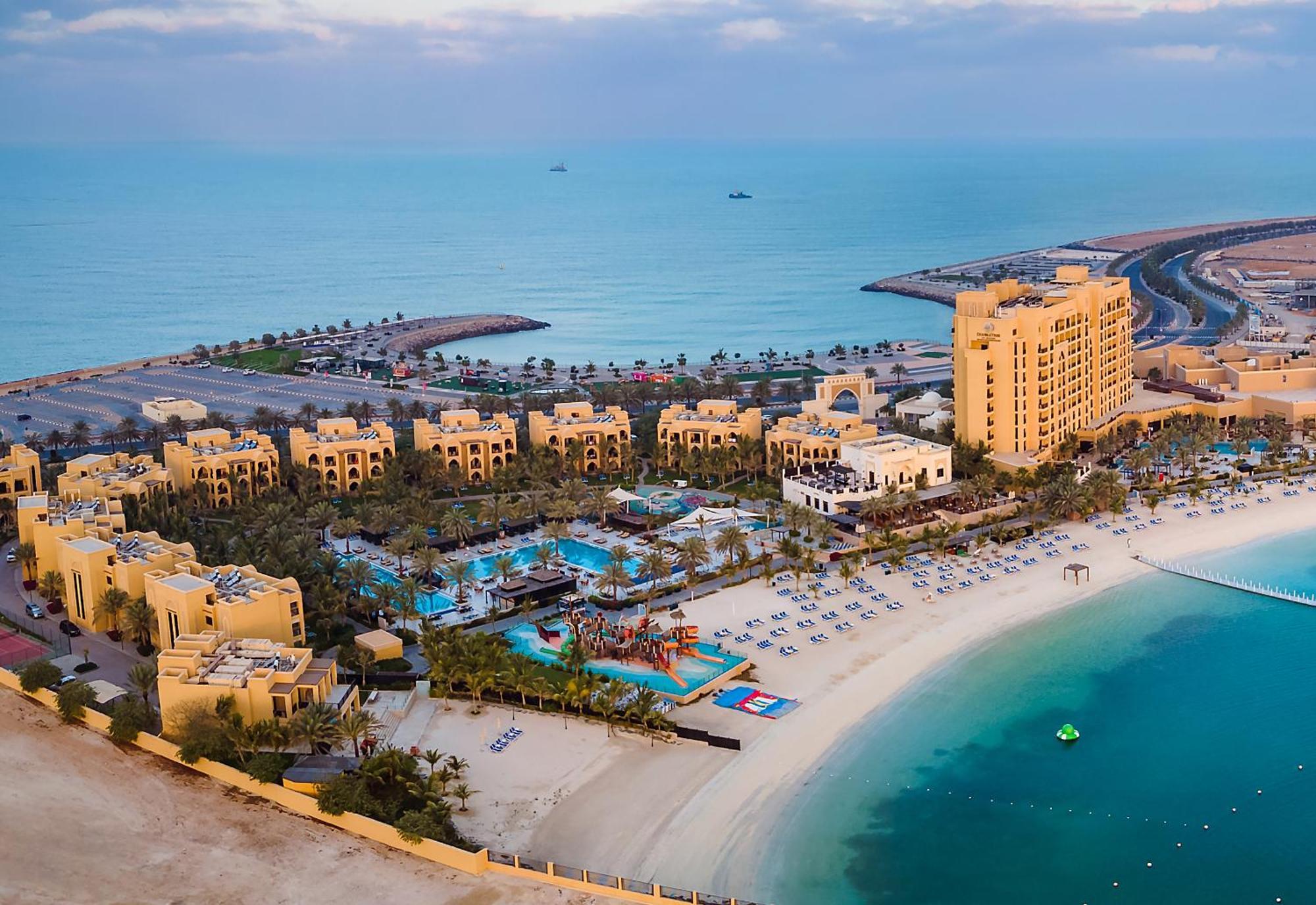 ダブル ツリー バイ ヒルトン リゾート ＆ スパ マルジャン アイランド ラアス・アル・ハイマ エクステリア 写真 Aerial view of the resort